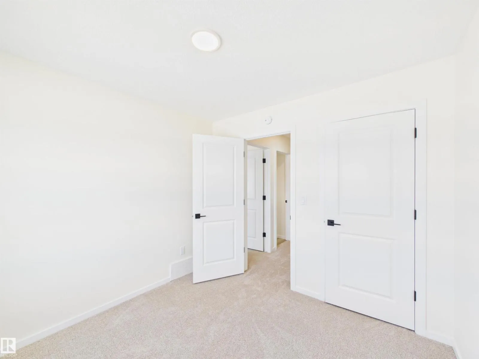 1092 MCLEOD AV