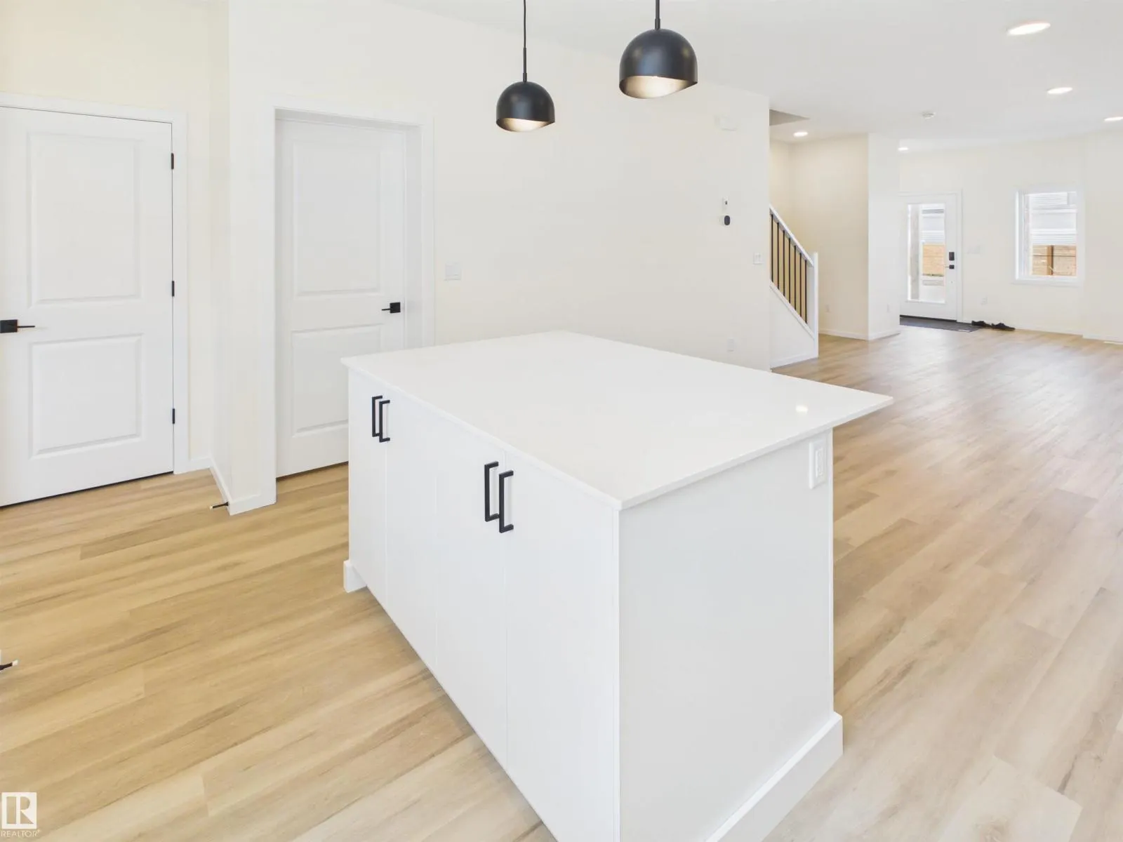 1092 MCLEOD AV