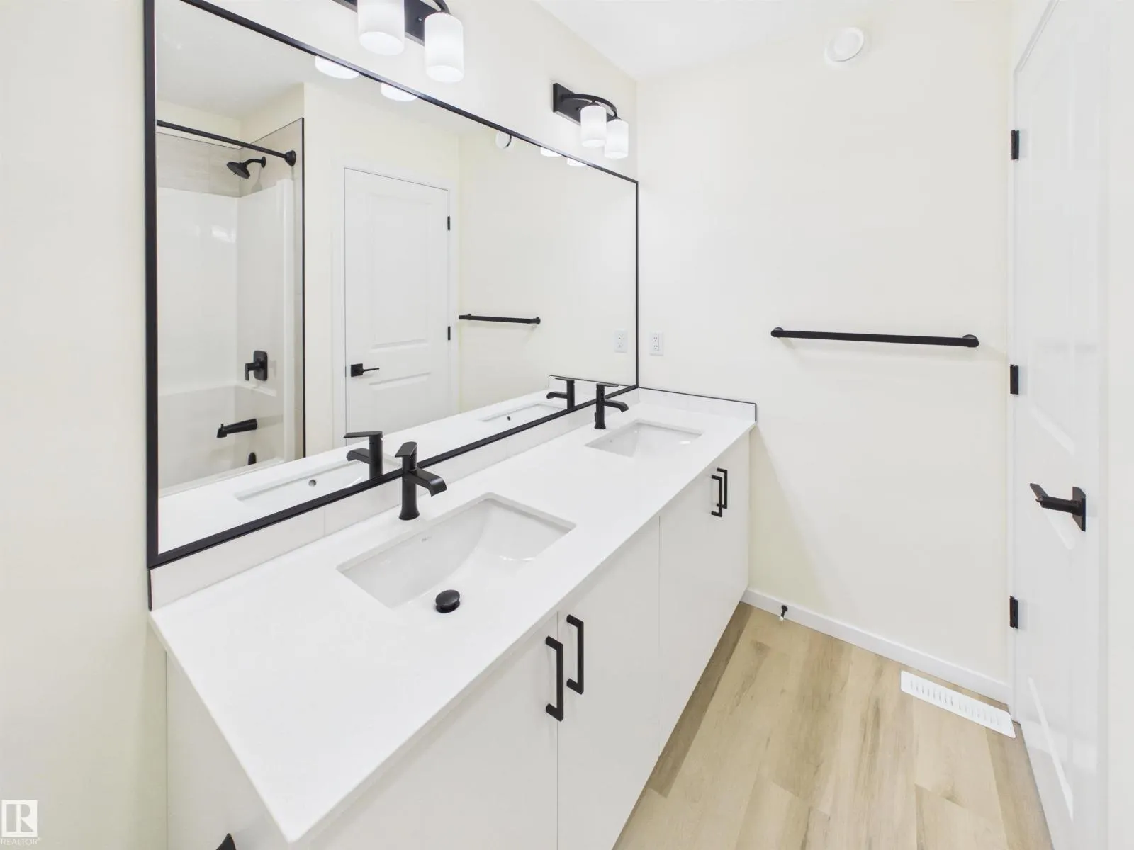 1092 MCLEOD AV