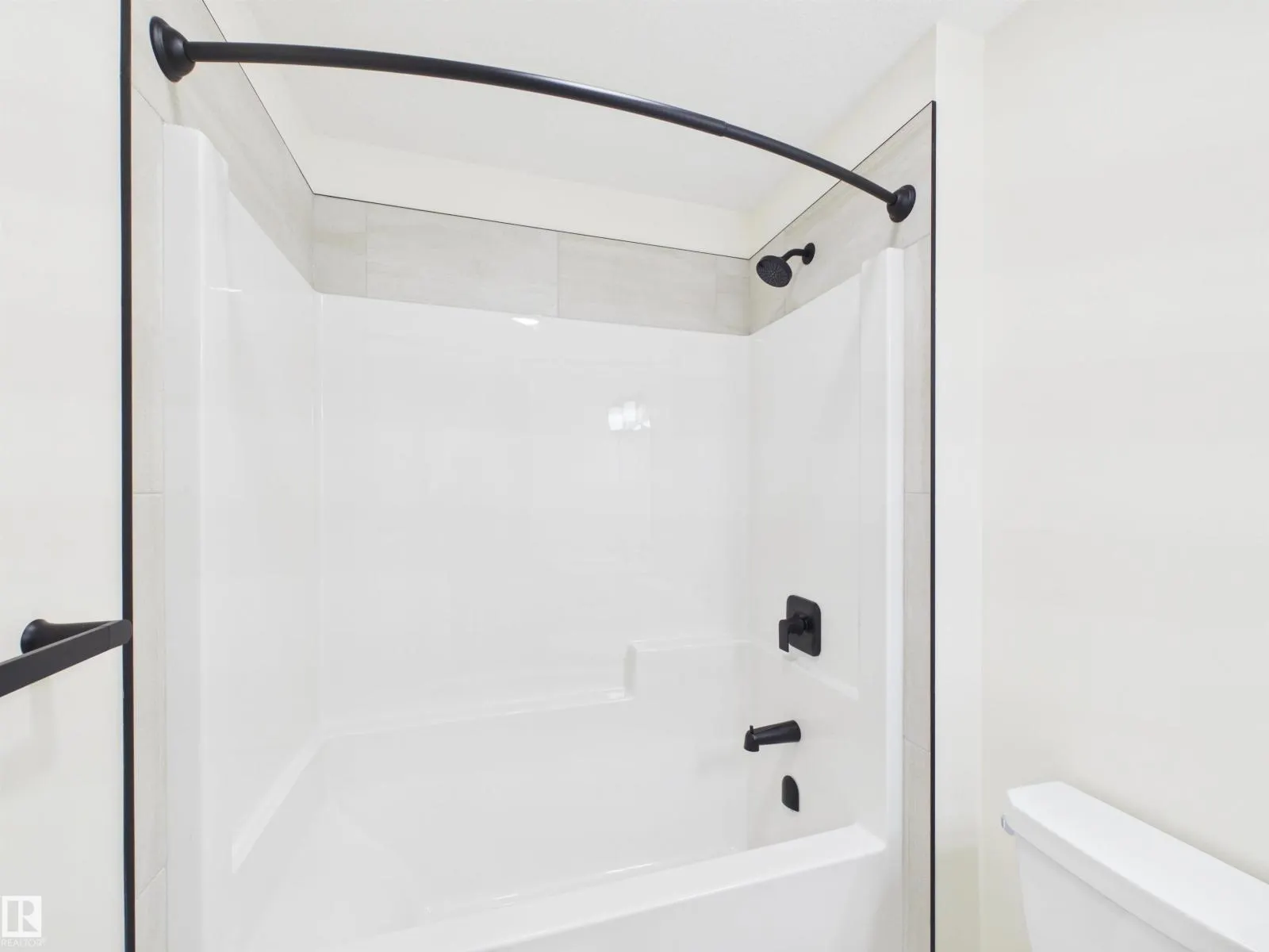 1092 MCLEOD AV