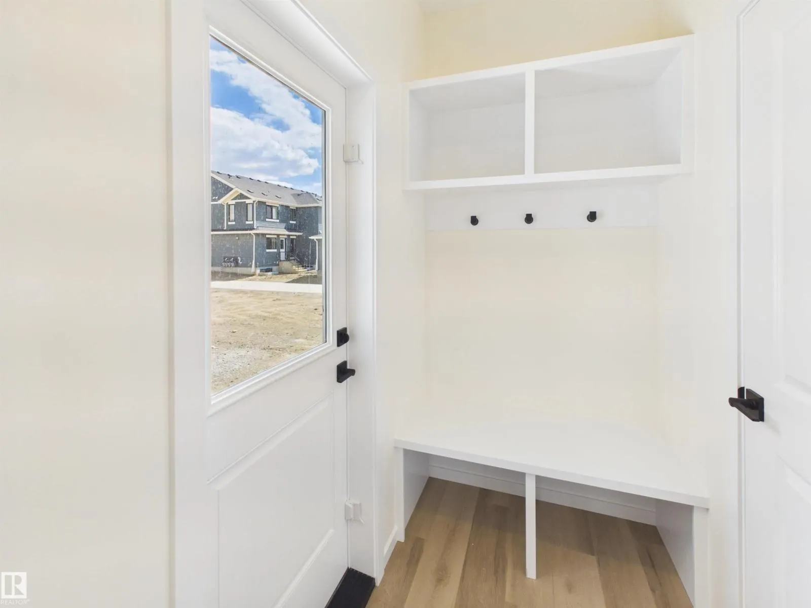 1092 MCLEOD AV