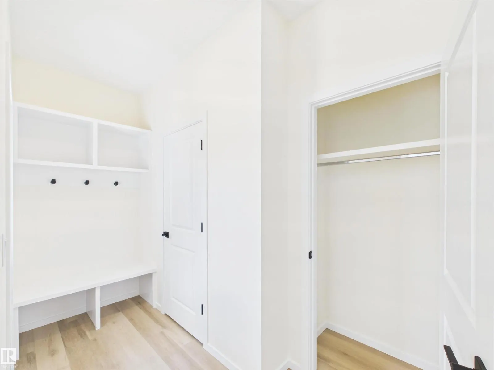 1092 MCLEOD AV