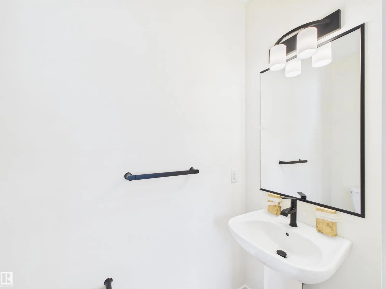 1092 MCLEOD AV
