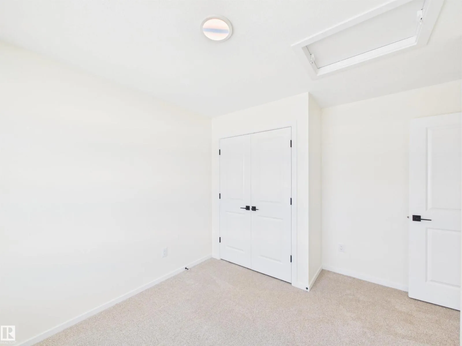 1092 MCLEOD AV