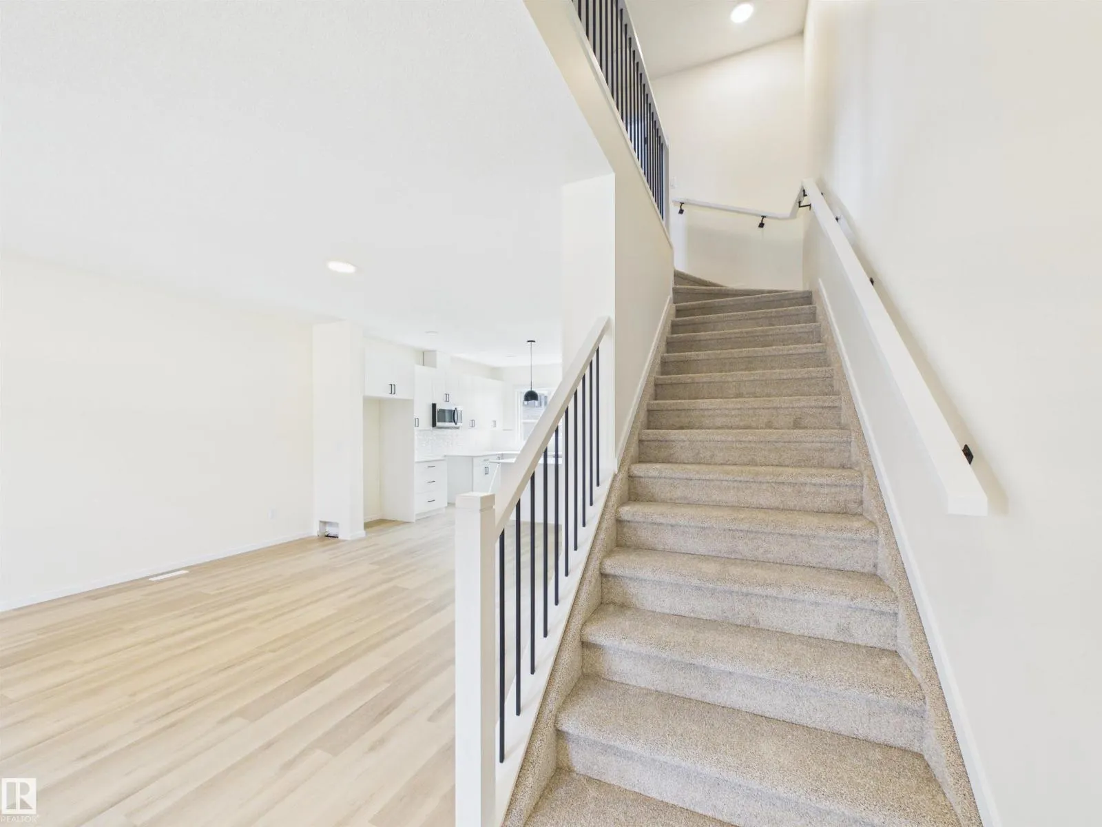 1092 MCLEOD AV