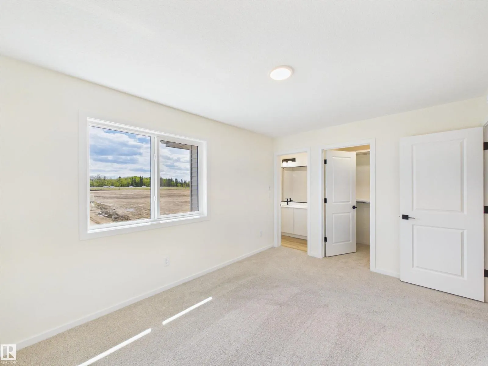 1092 MCLEOD AV