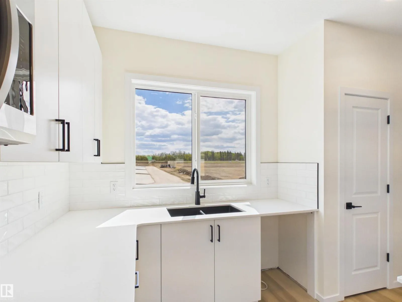 1092 MCLEOD AV