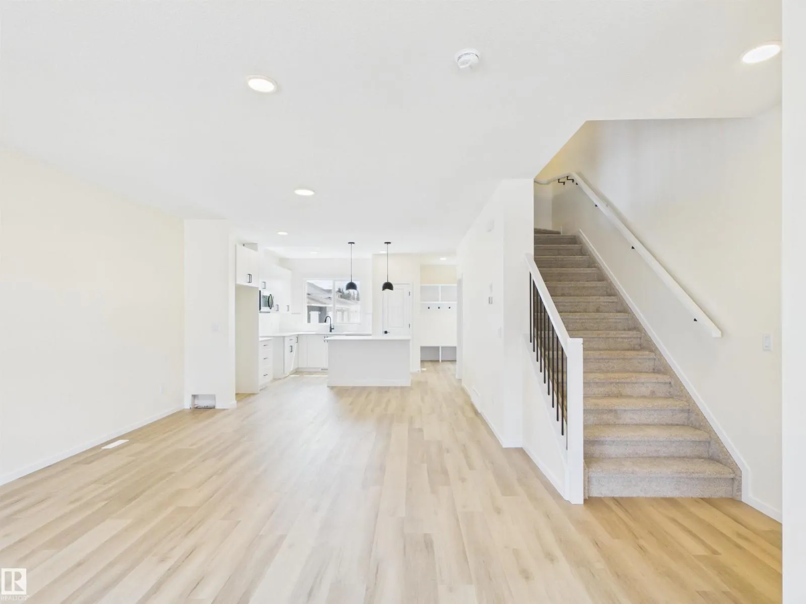 1092 MCLEOD AV