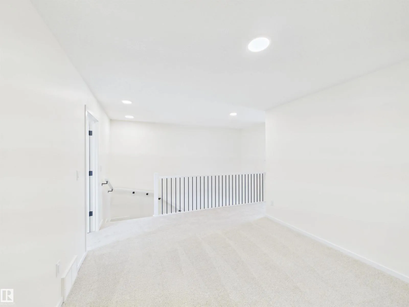 1092 MCLEOD AV