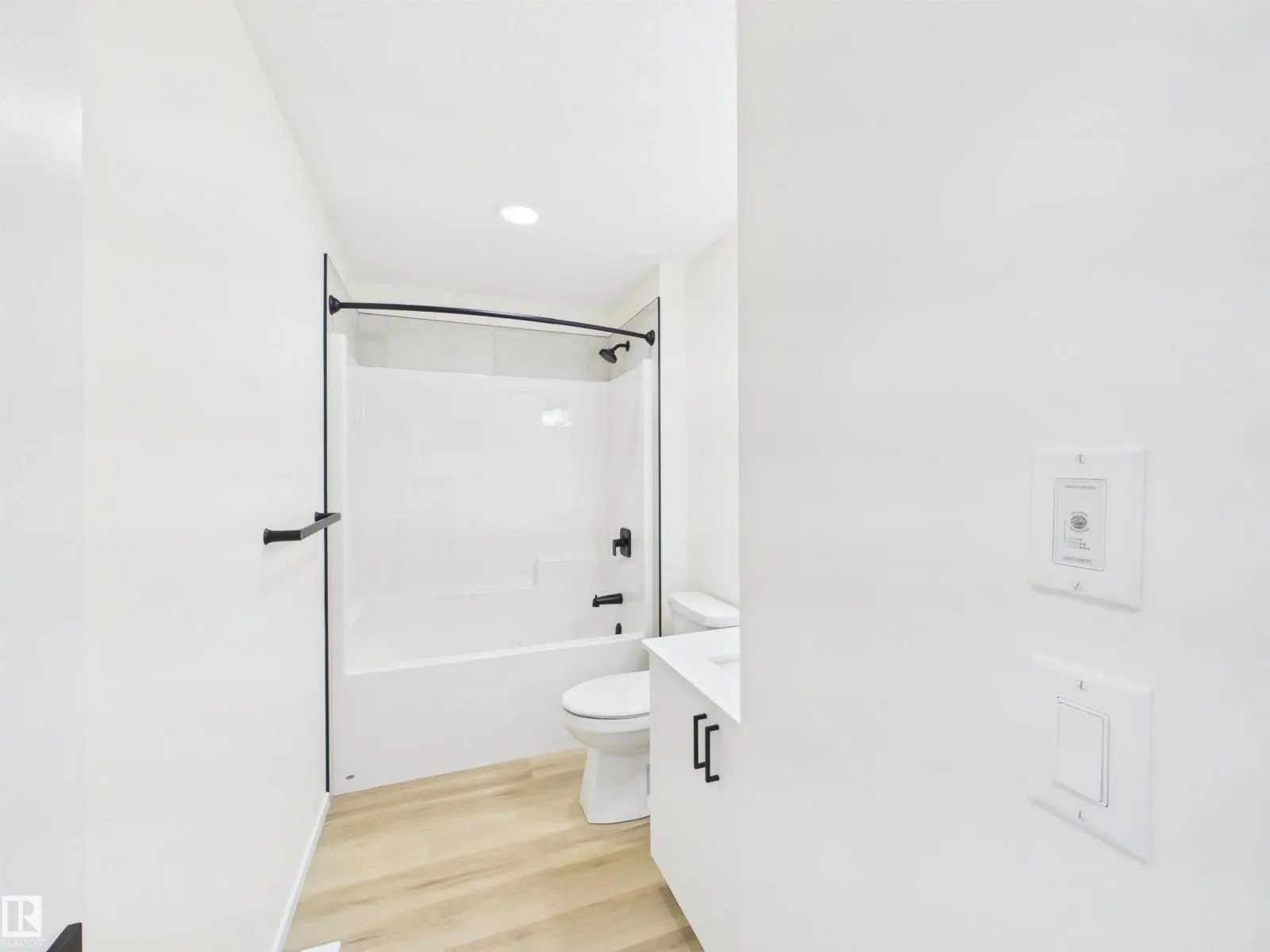 1092 MCLEOD AV