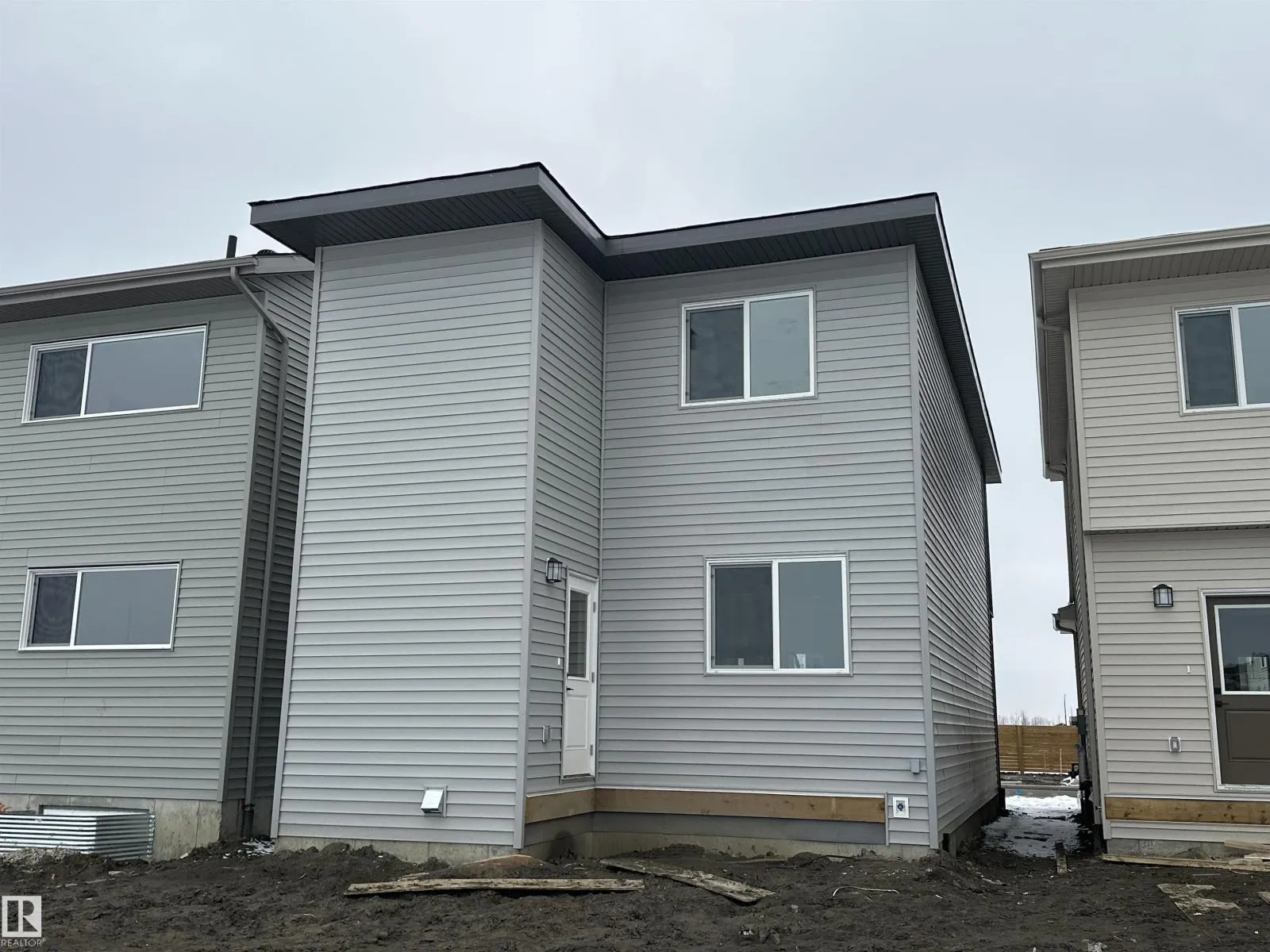 1092 MCLEOD AV