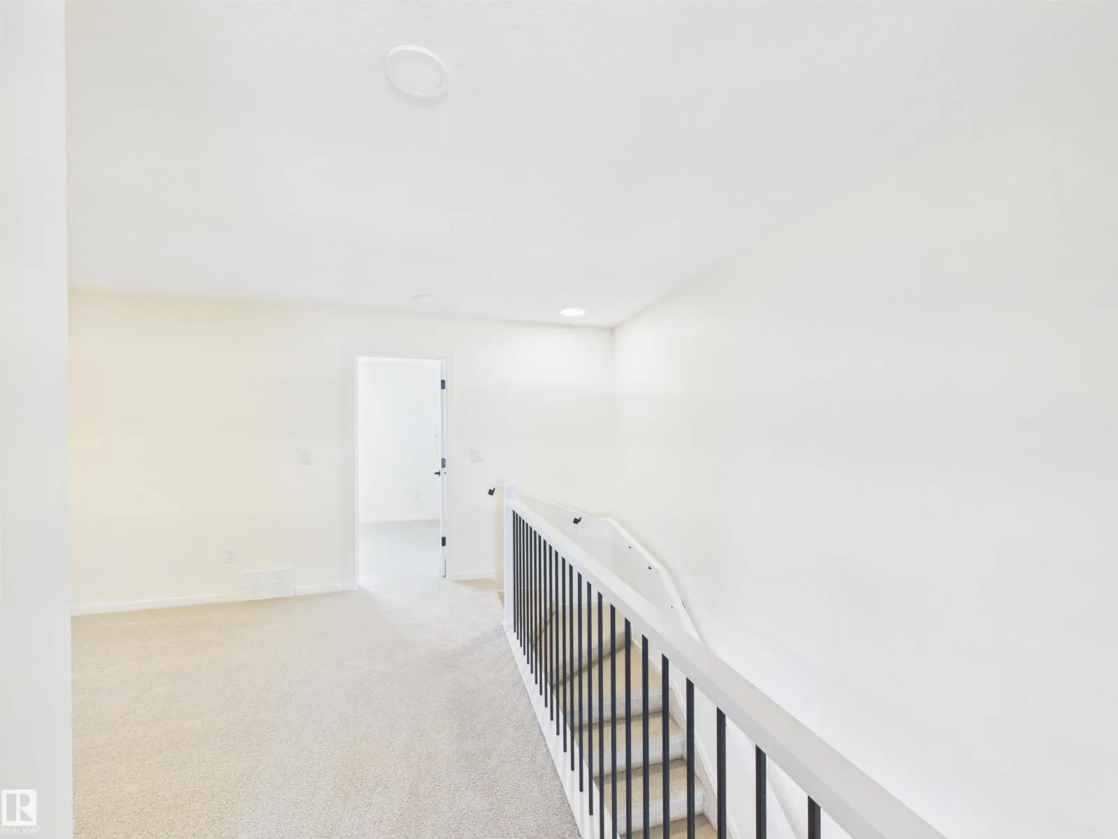 1092 MCLEOD AV
