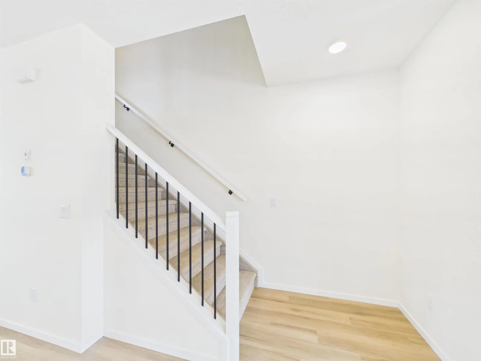 1092 MCLEOD AV