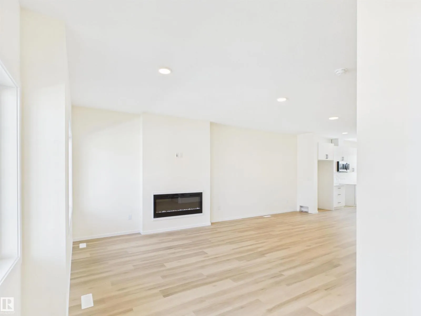 1092 MCLEOD AV