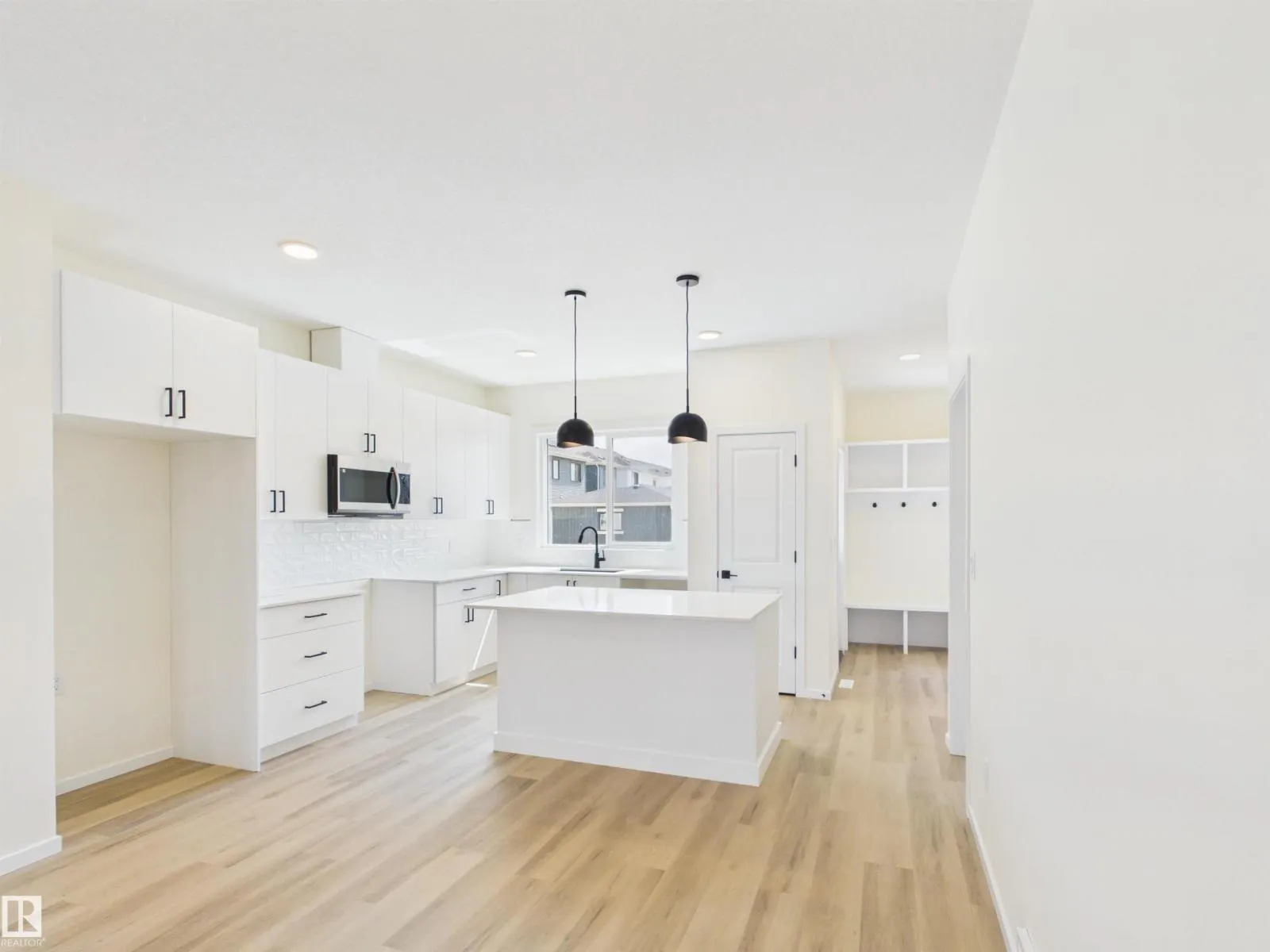 1092 MCLEOD AV