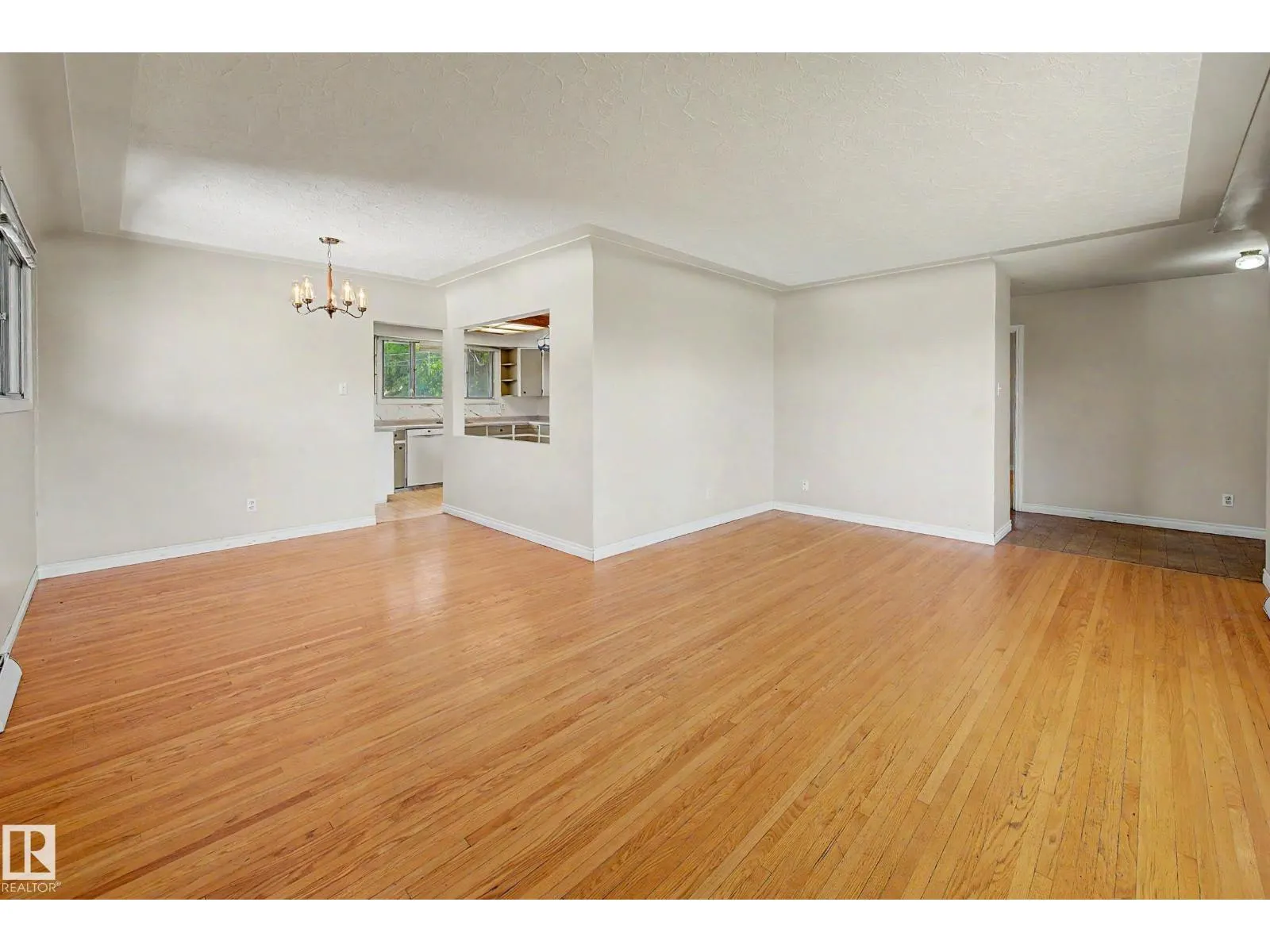 9723 76 ST NW