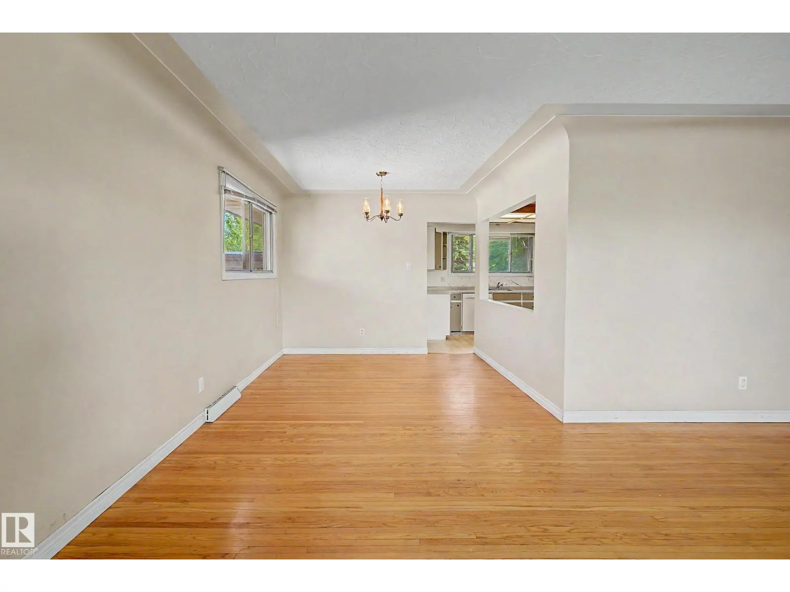 9723 76 ST NW