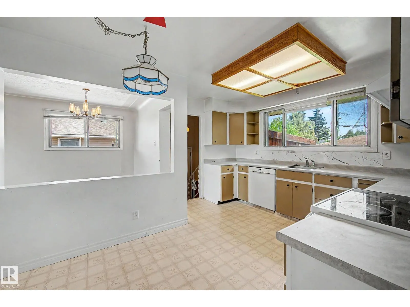 9723 76 ST NW