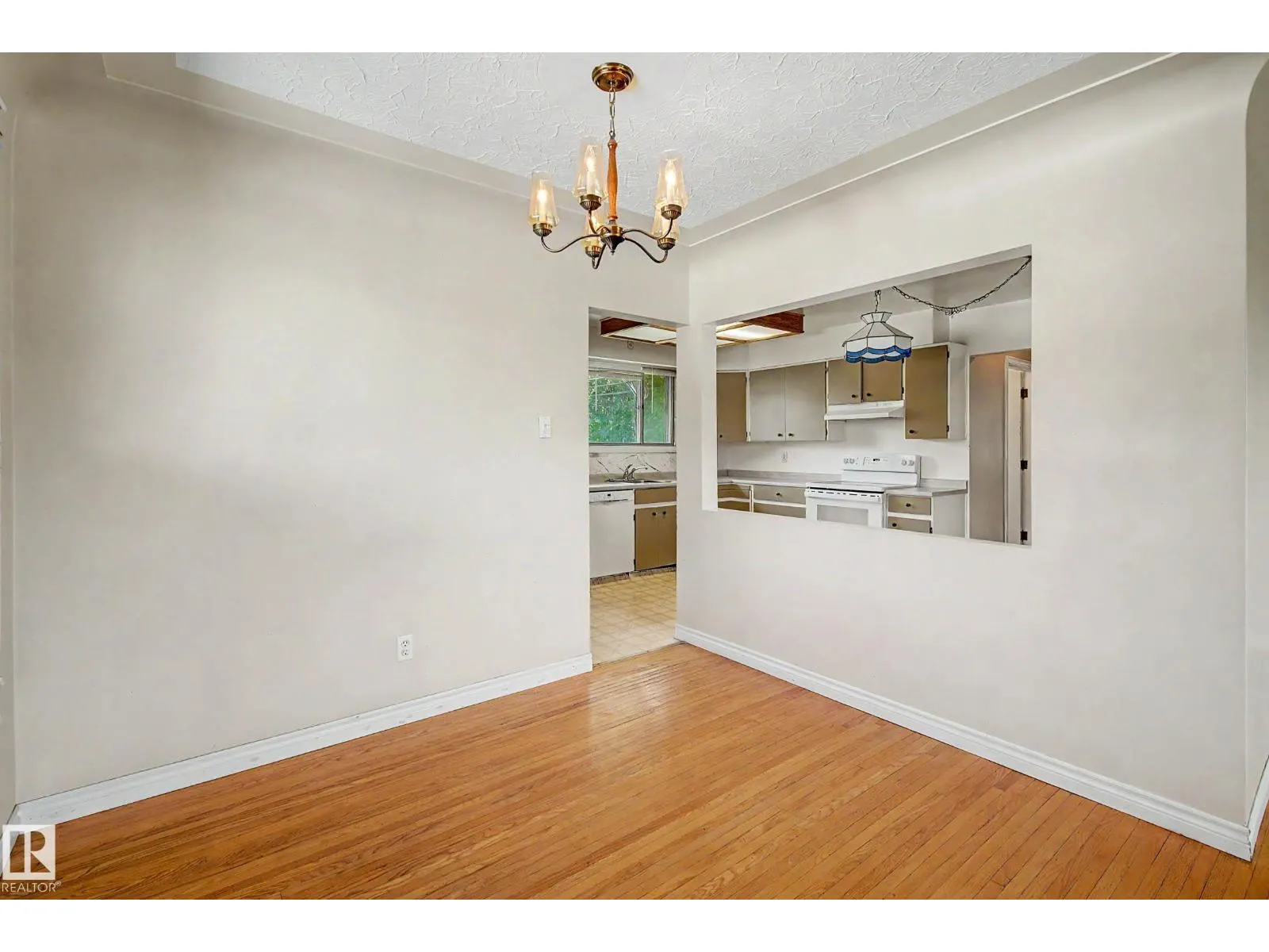 9723 76 ST NW