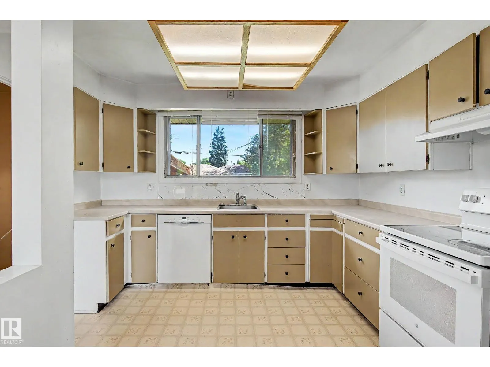 9723 76 ST NW