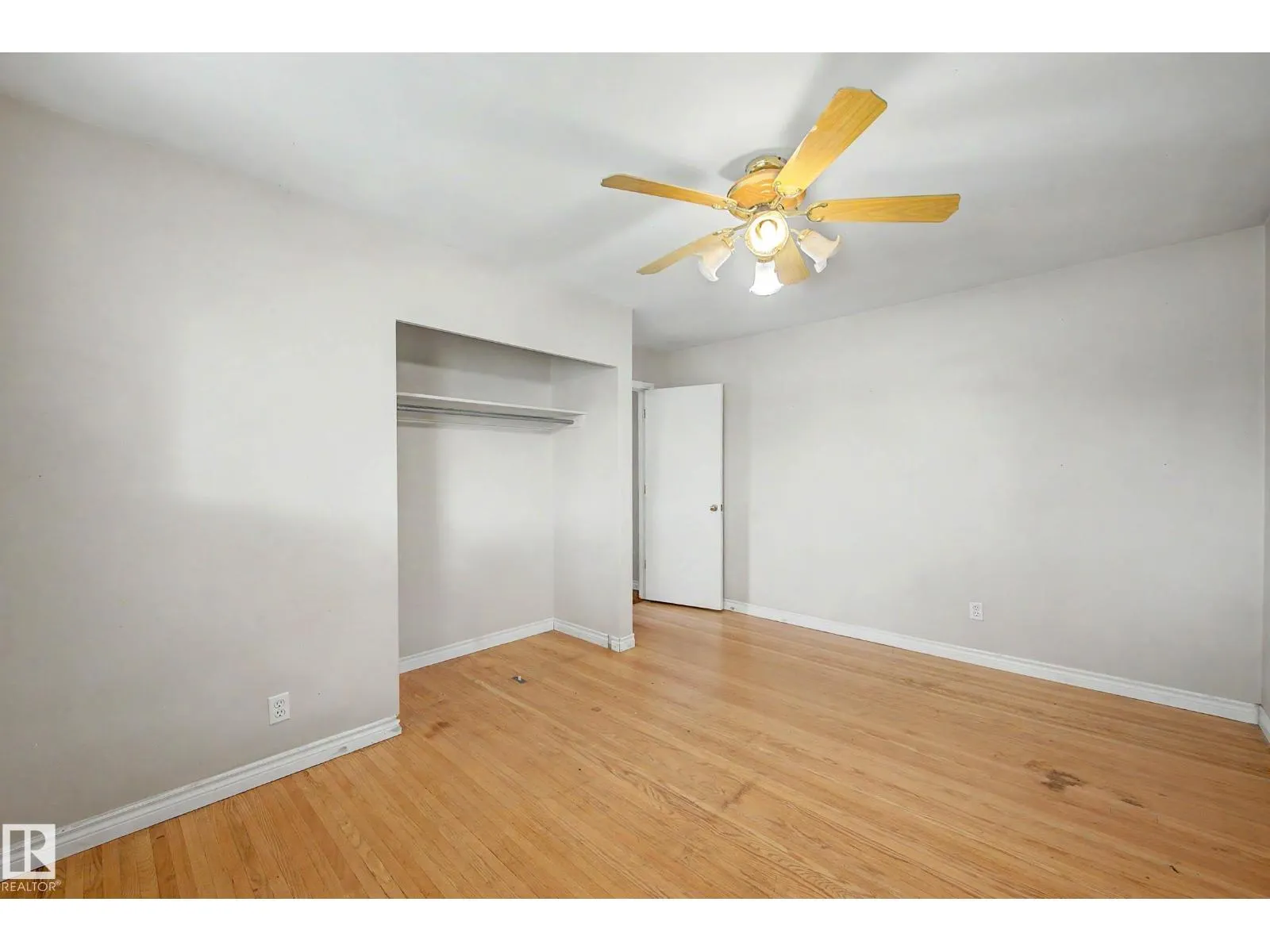 9723 76 ST NW
