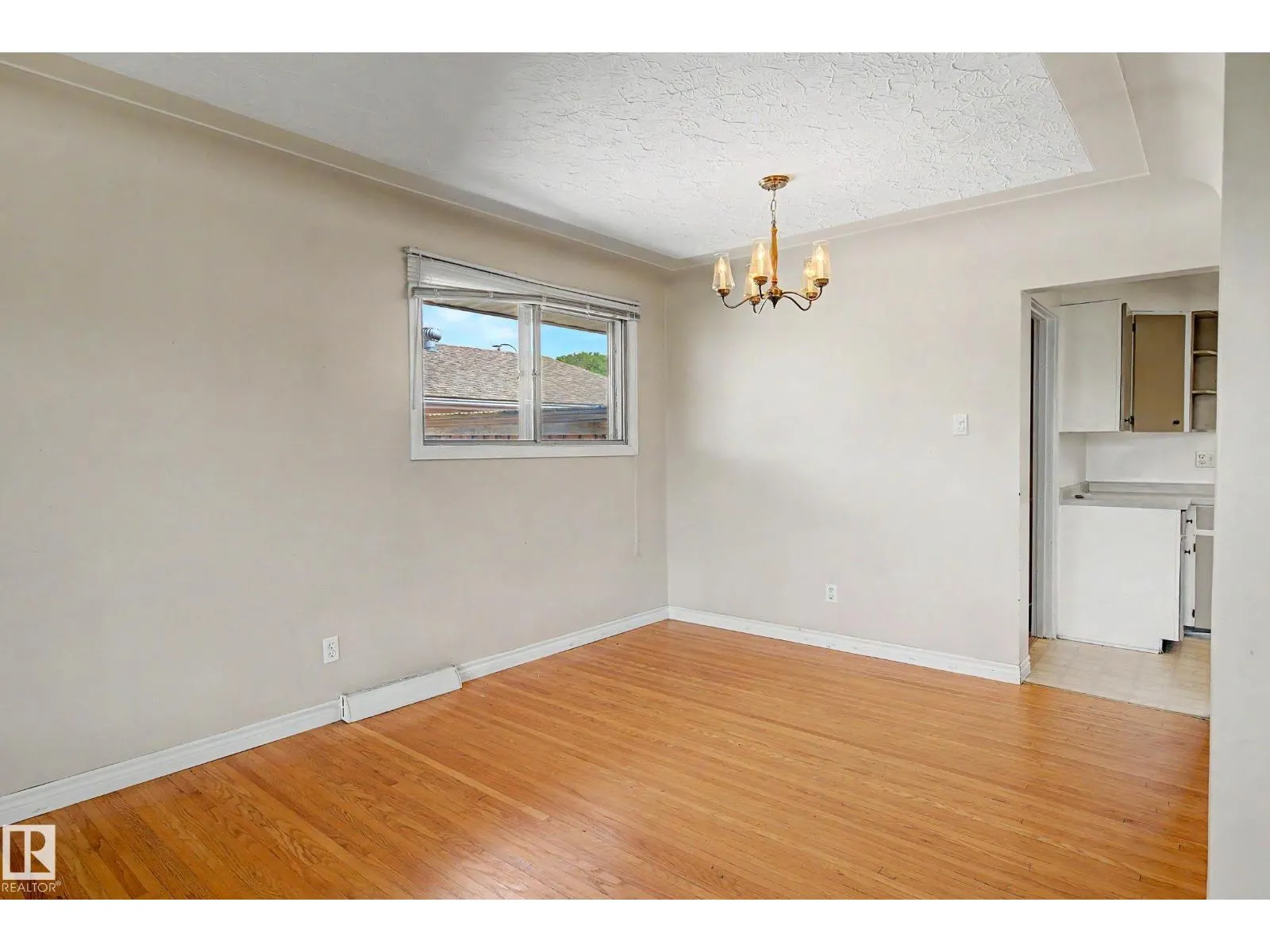 9723 76 ST NW