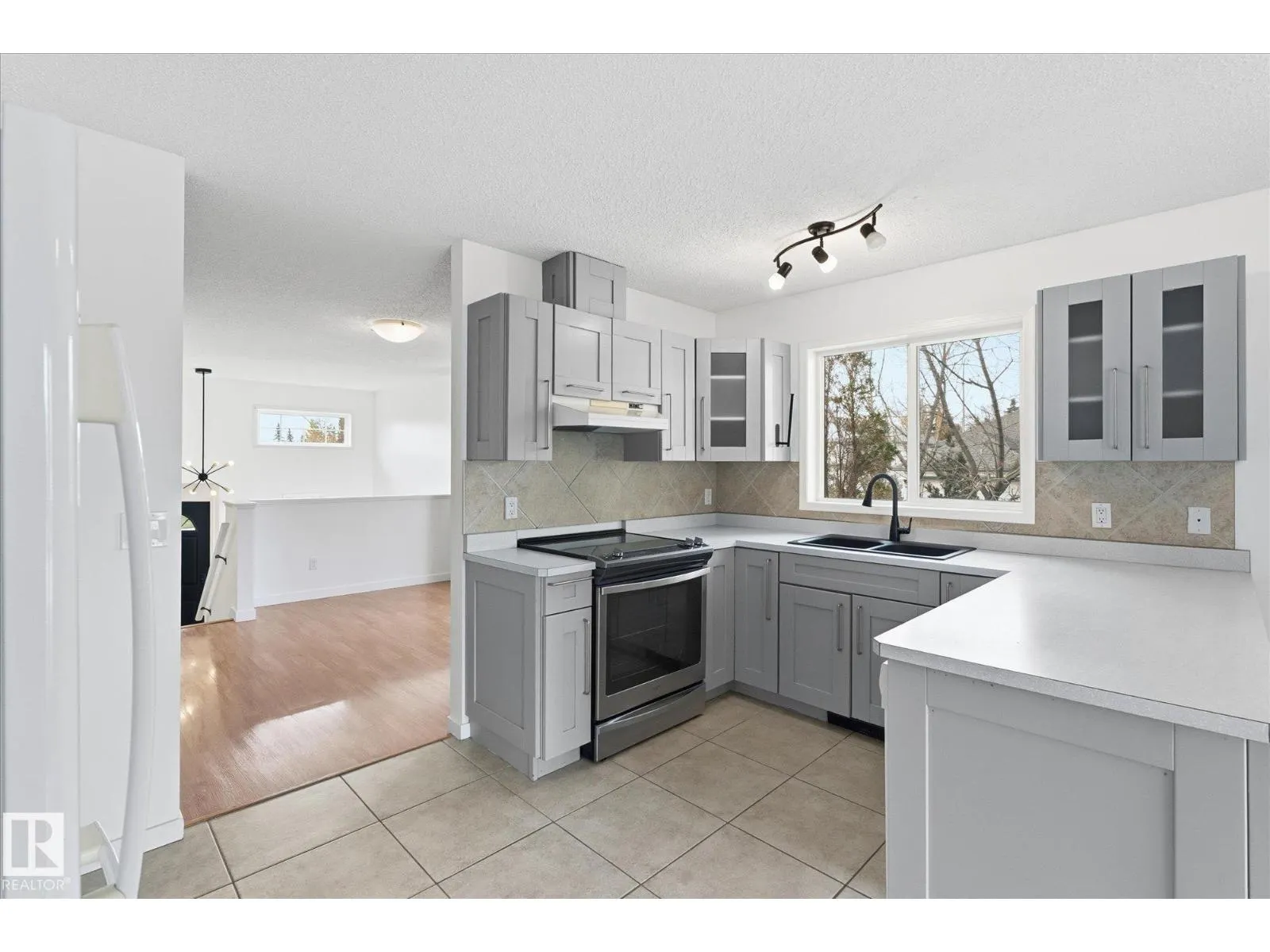 50 LANDSDOWNE DR