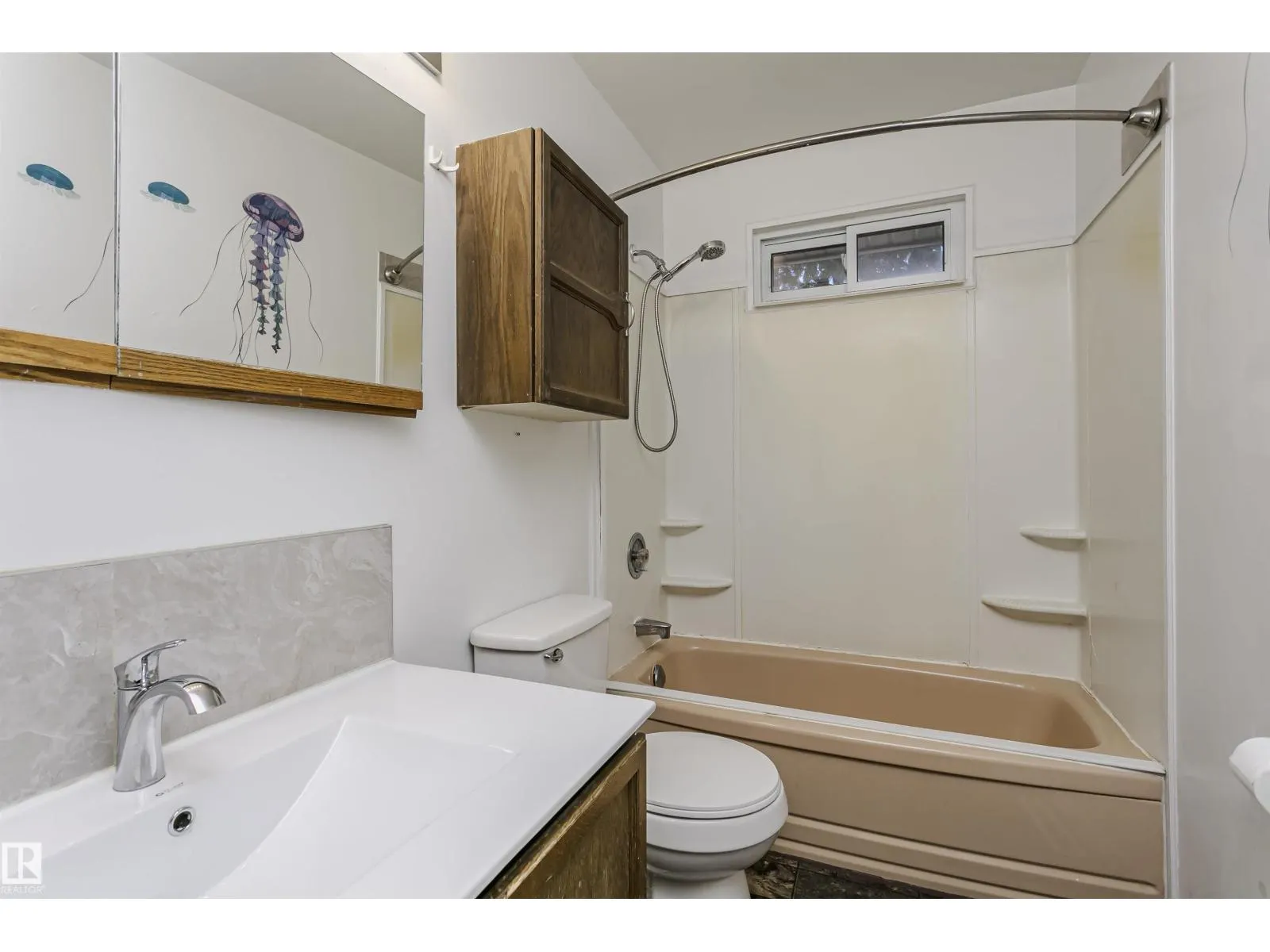 7 SHERIDAN DR