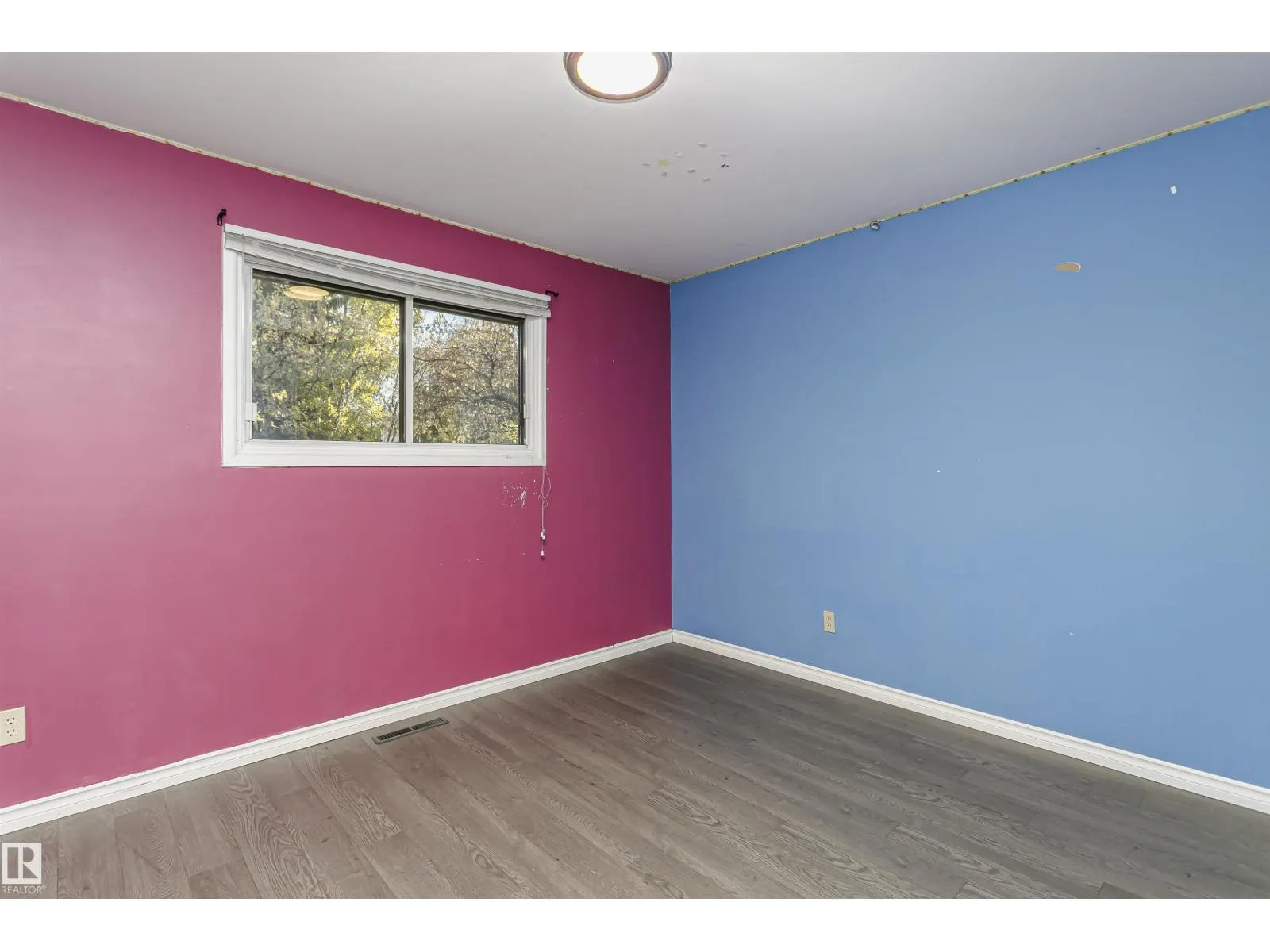 7 SHERIDAN DR