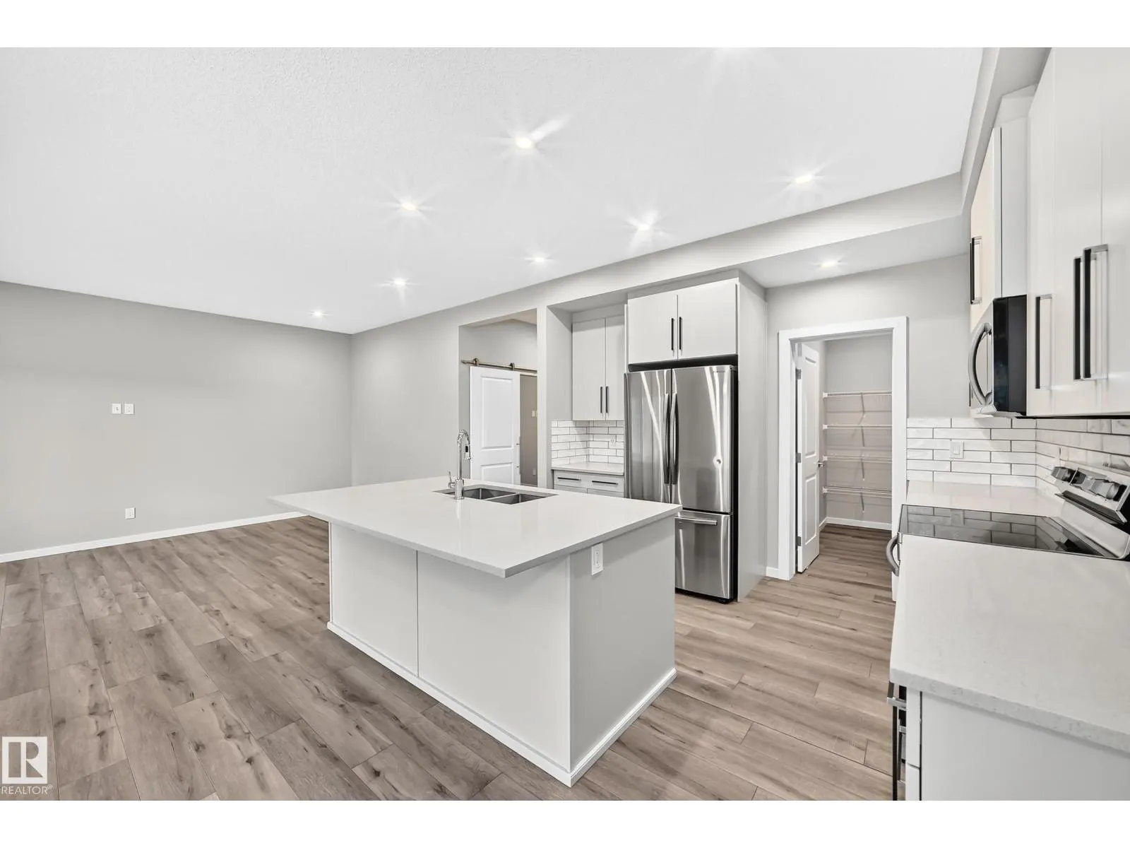 315 35 AV NW