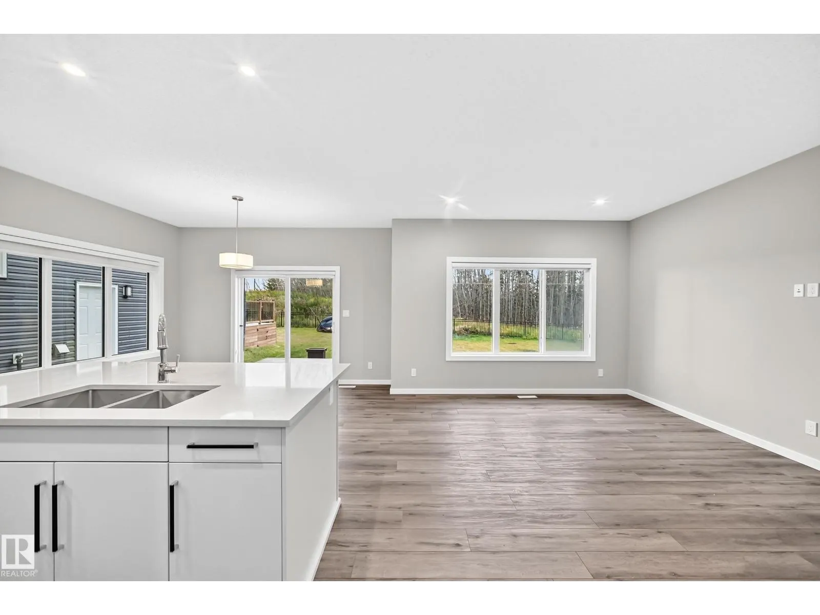 315 35 AV NW