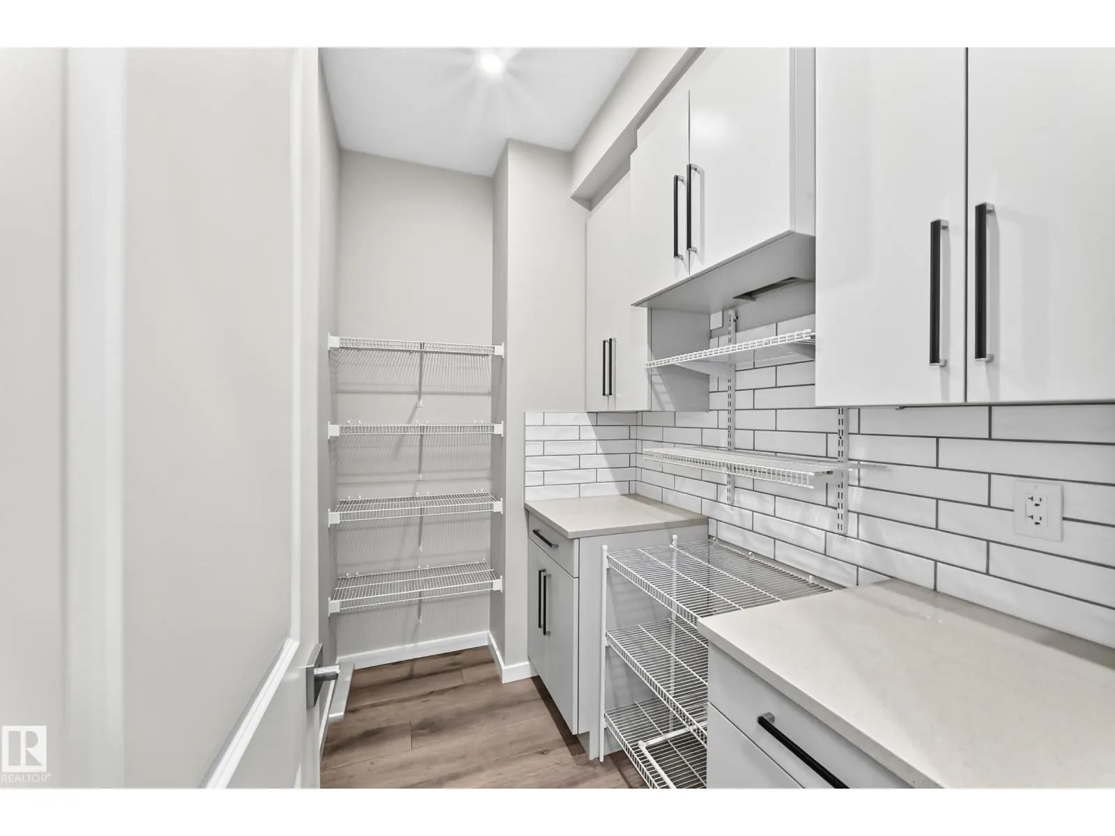 315 35 AV NW