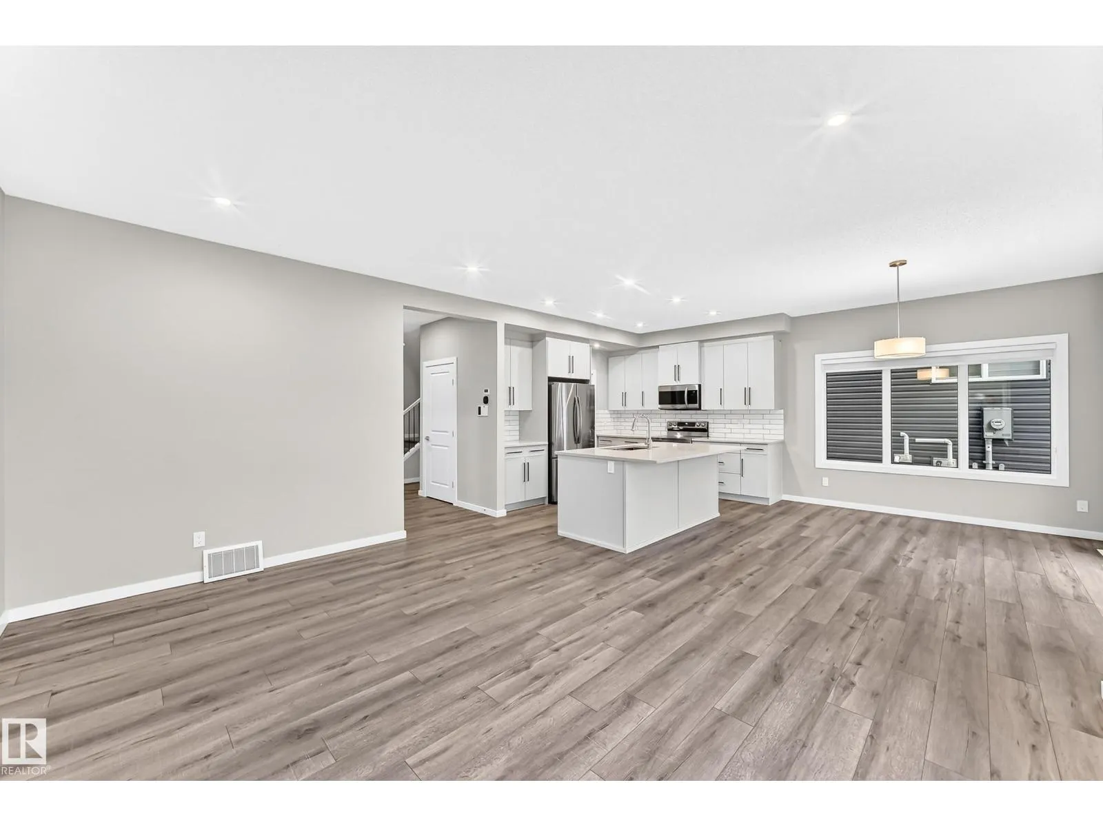 315 35 AV NW