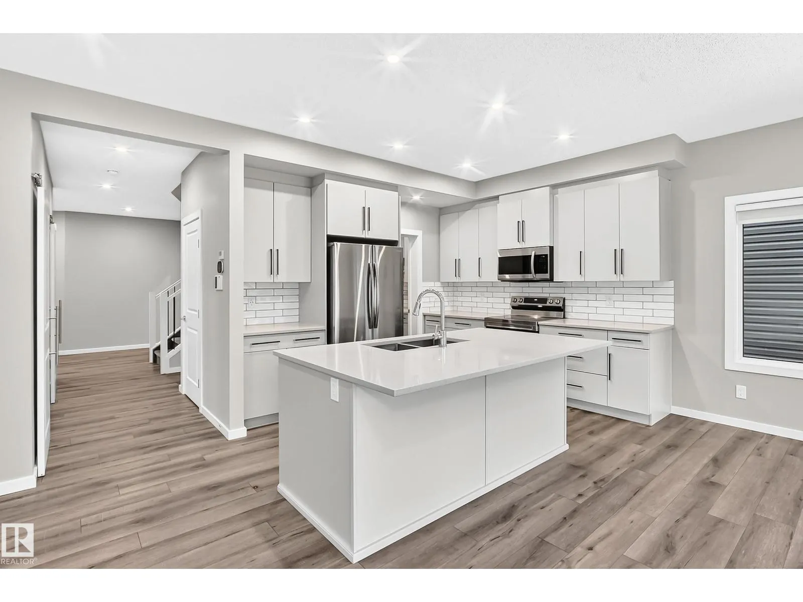 315 35 AV NW