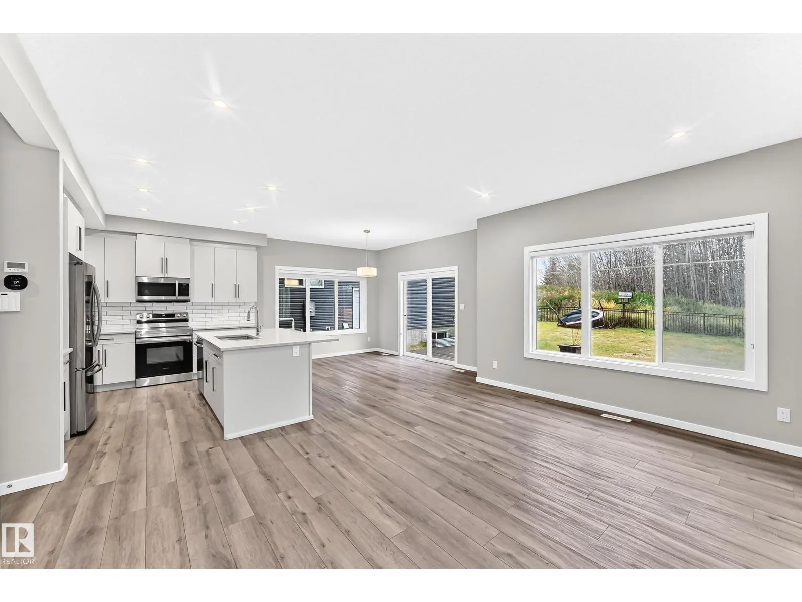 315 35 AV NW