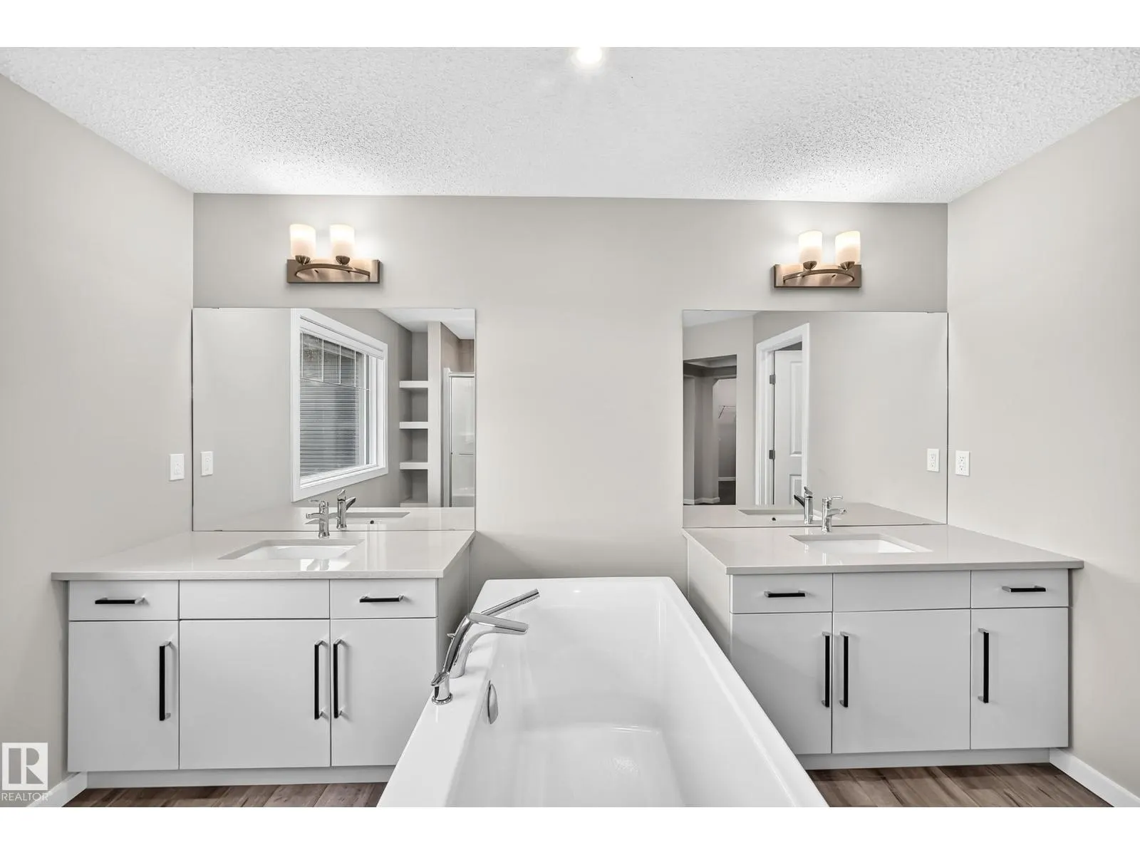 315 35 AV NW