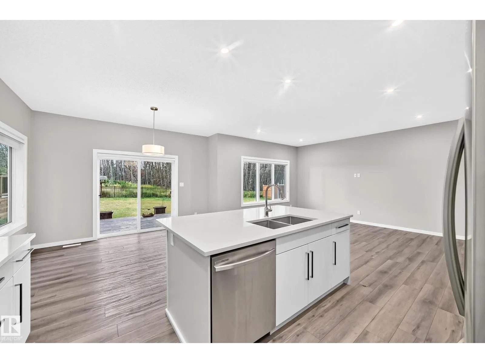 315 35 AV NW