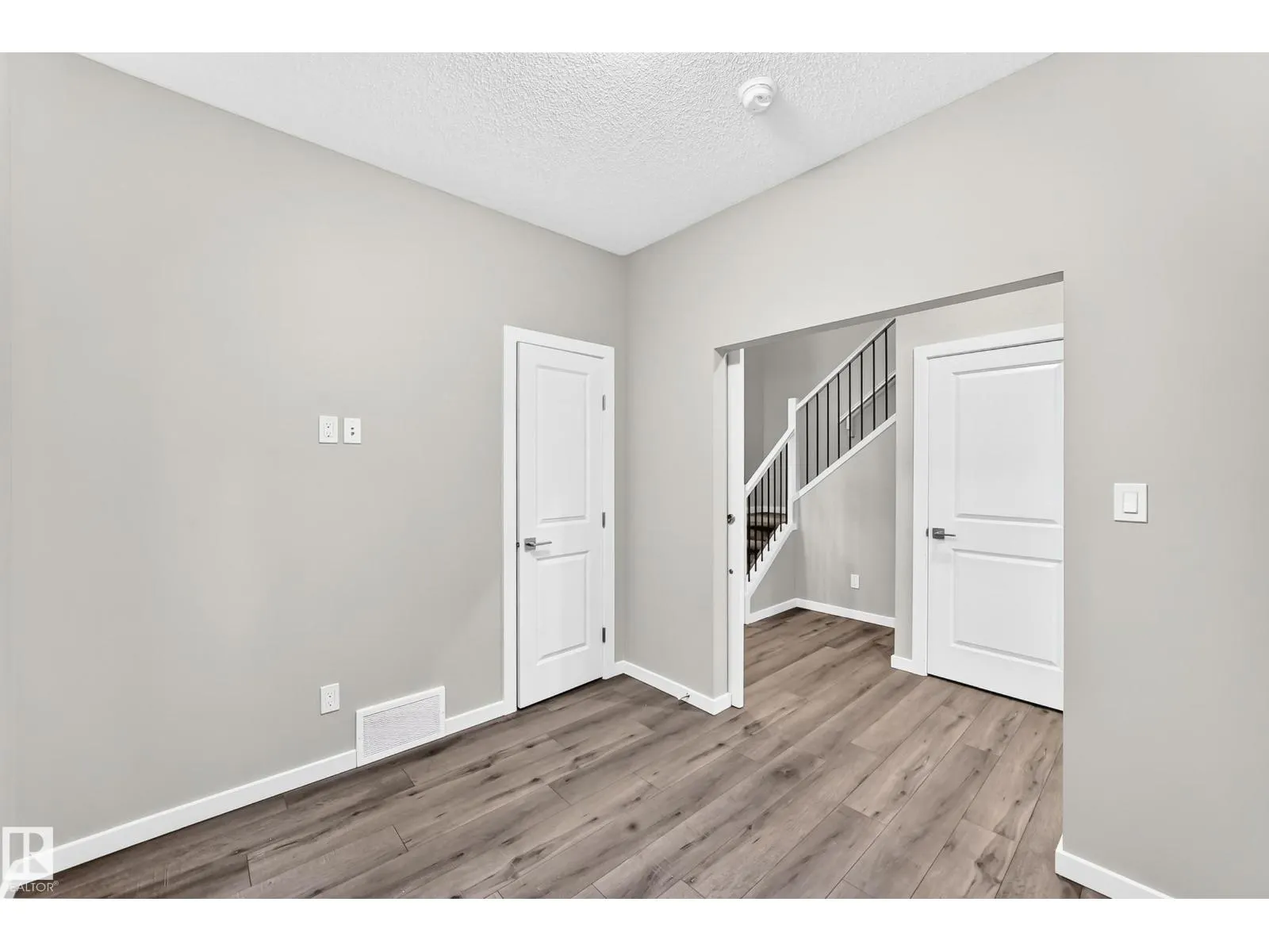 315 35 AV NW