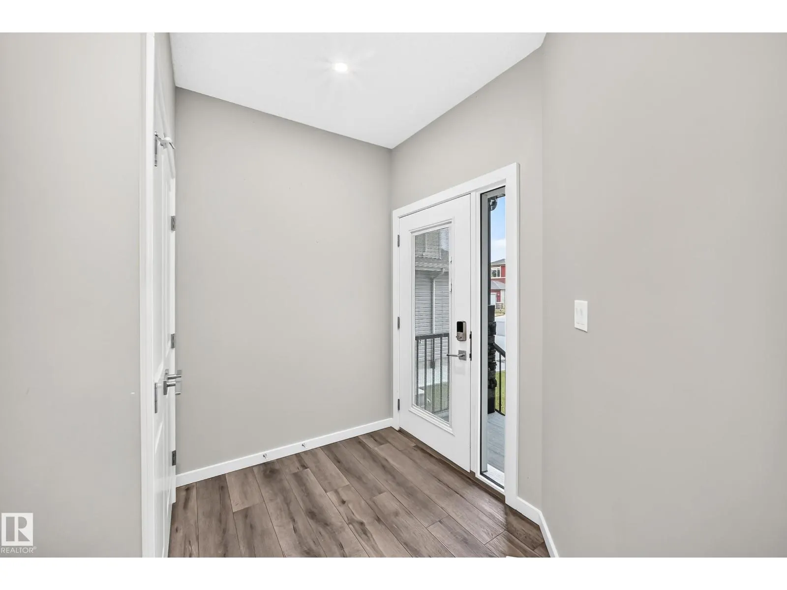315 35 AV NW