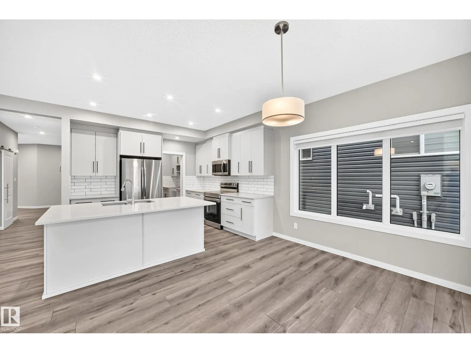 315 35 AV NW