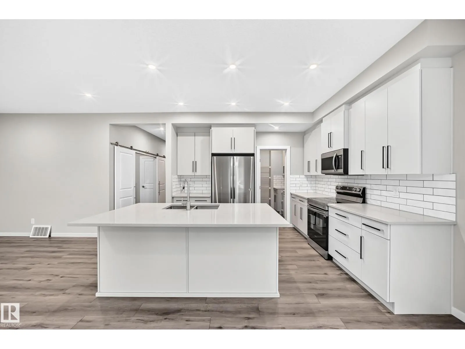 315 35 AV NW