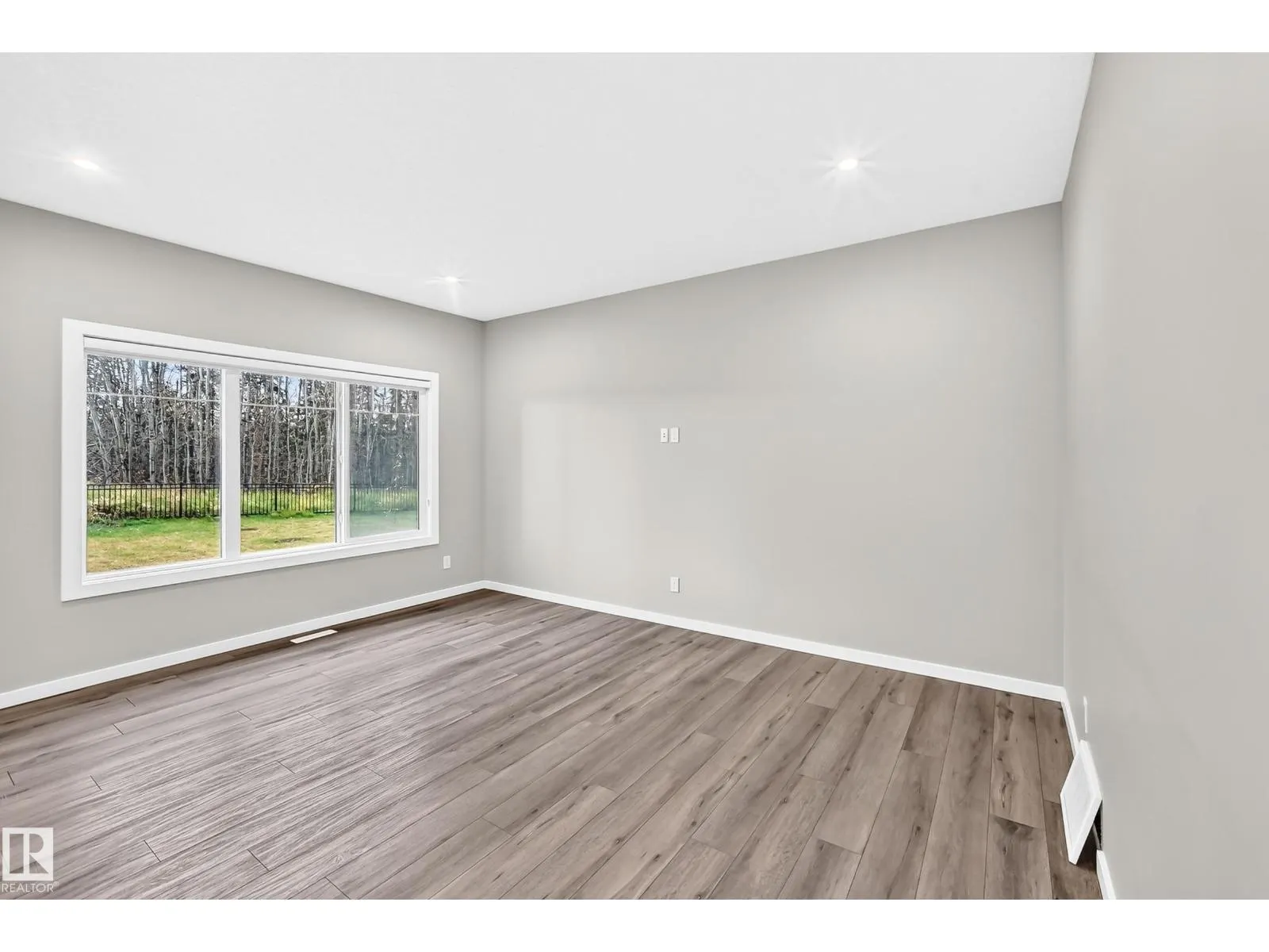 315 35 AV NW