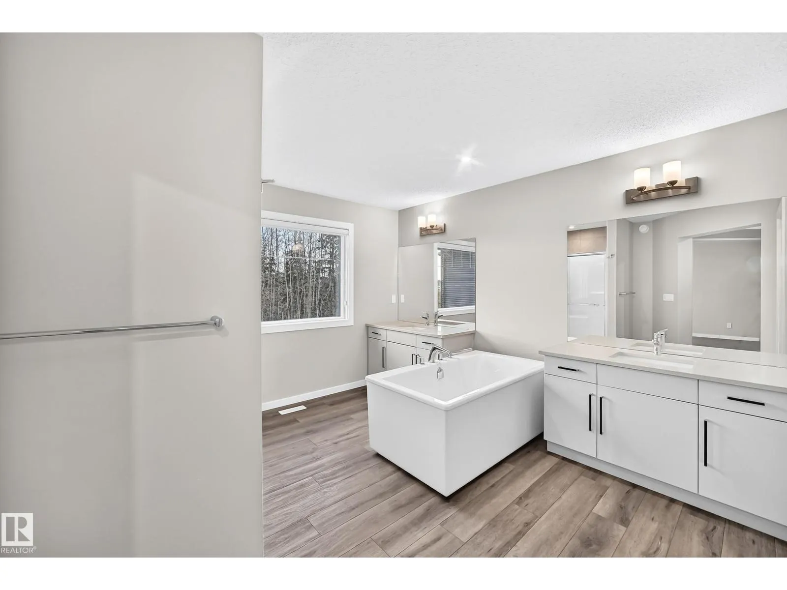 315 35 AV NW