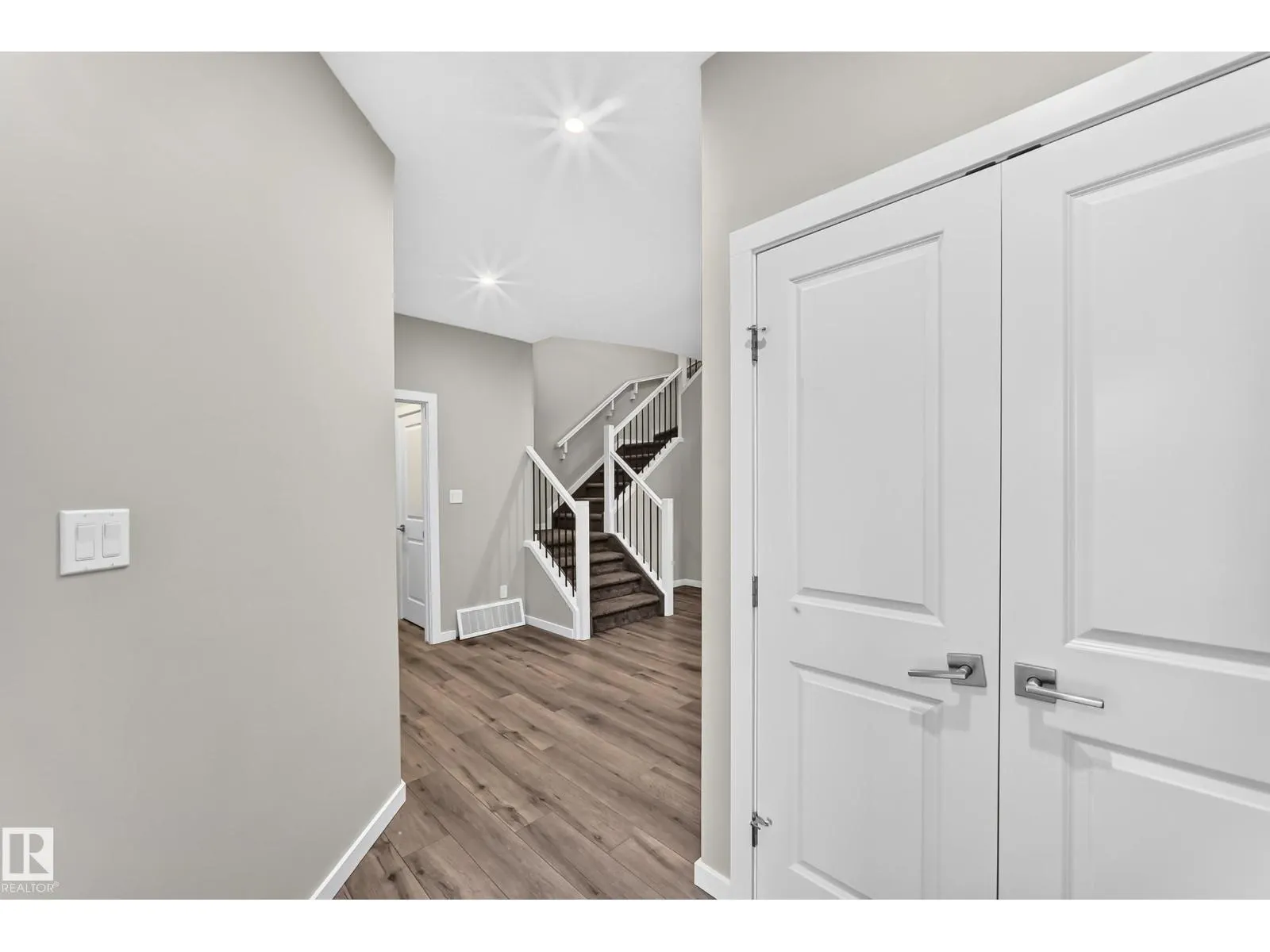315 35 AV NW