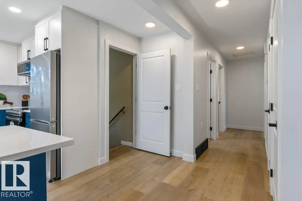4 FLEETWOOD CR