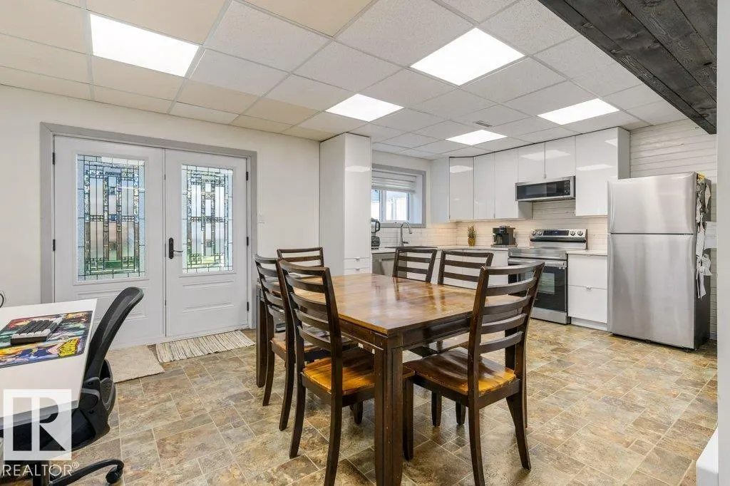 4 FLEETWOOD CR