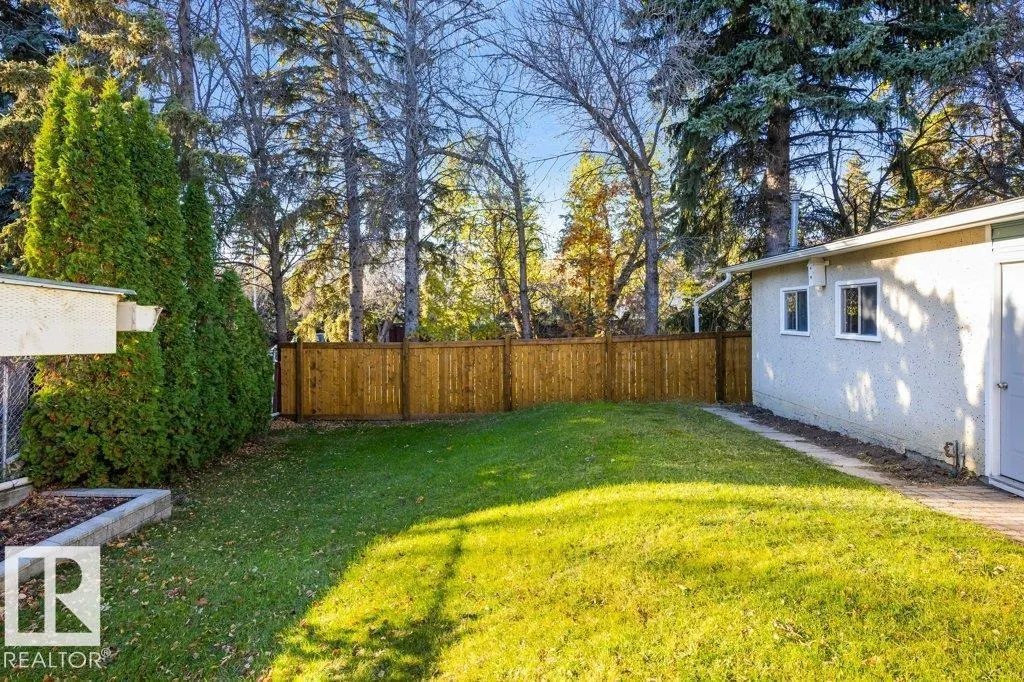 4 FLEETWOOD CR