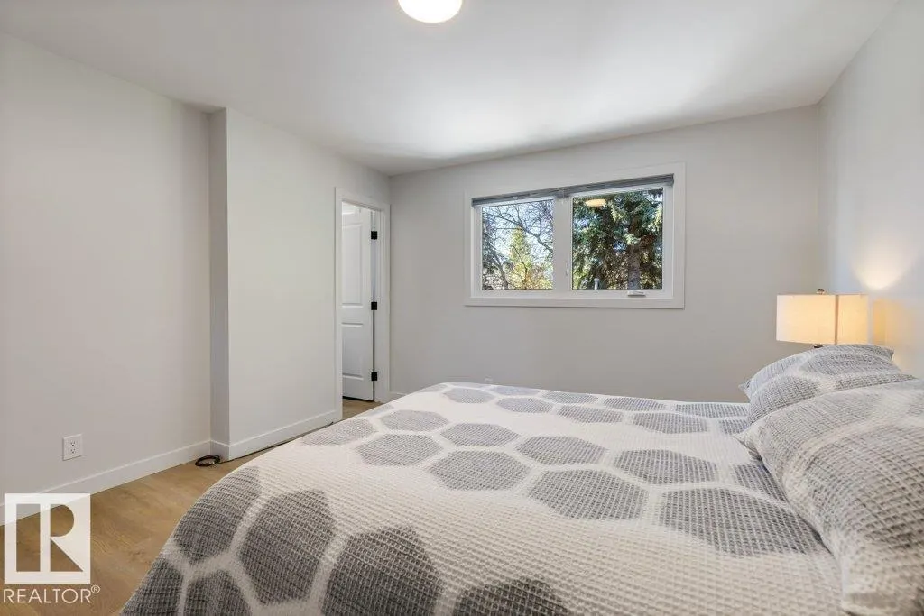 4 FLEETWOOD CR
