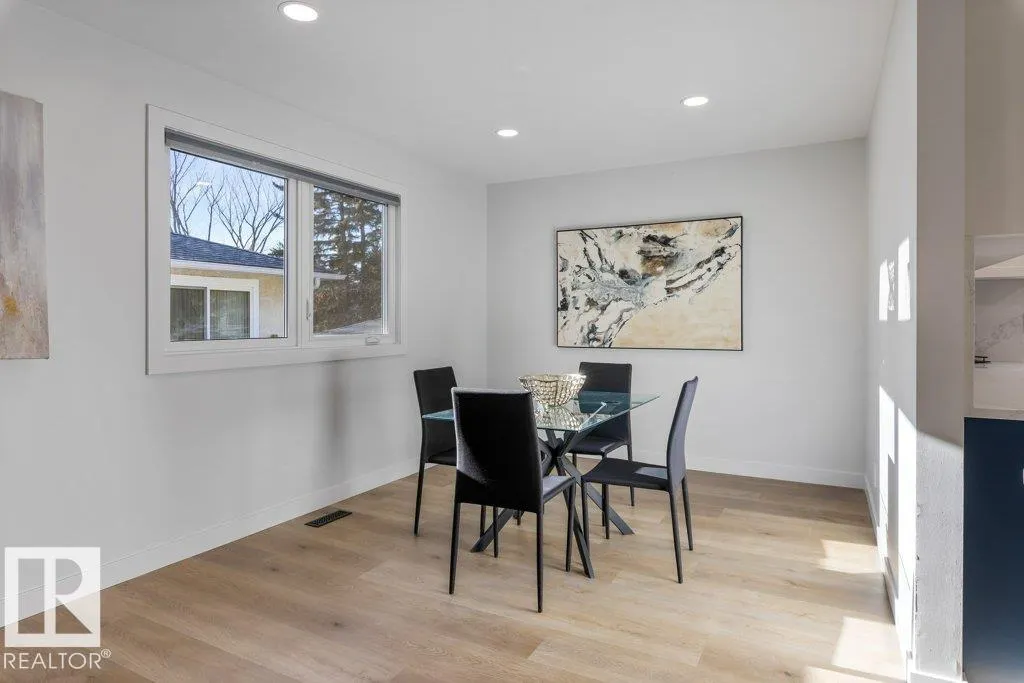 4 FLEETWOOD CR