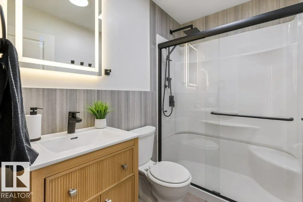 4 FLEETWOOD CR